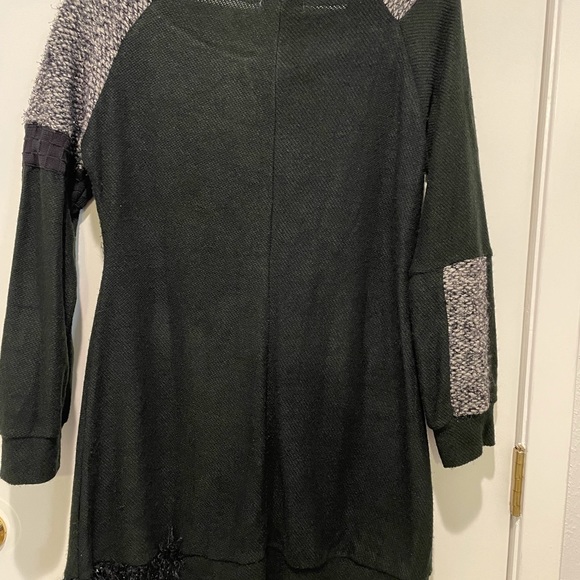 Gorgeous detailed Tunic - Picture 5 of 6